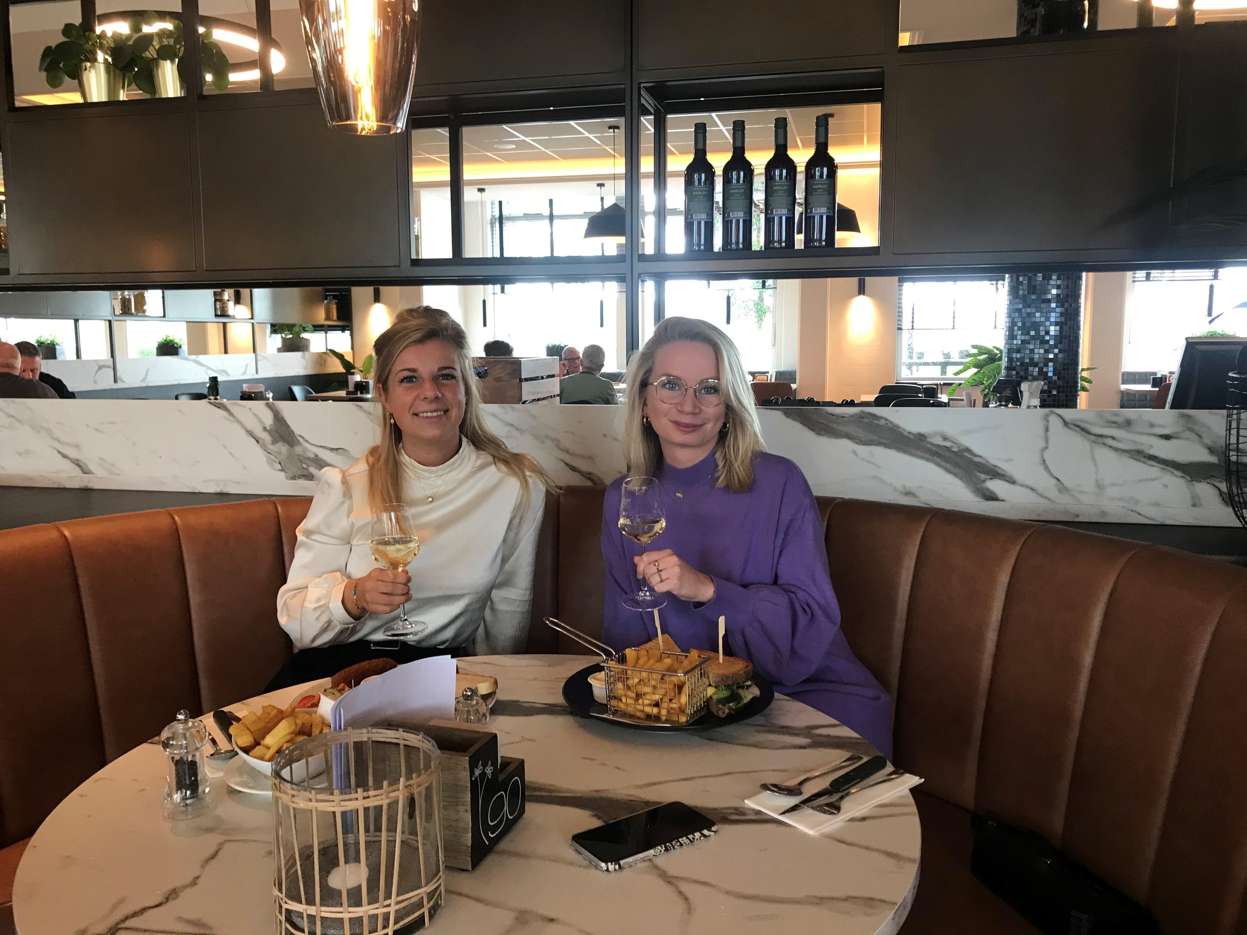 tessa_en_lisa_wijntje.jpg tessa_en_lisa_wijntje.jpg